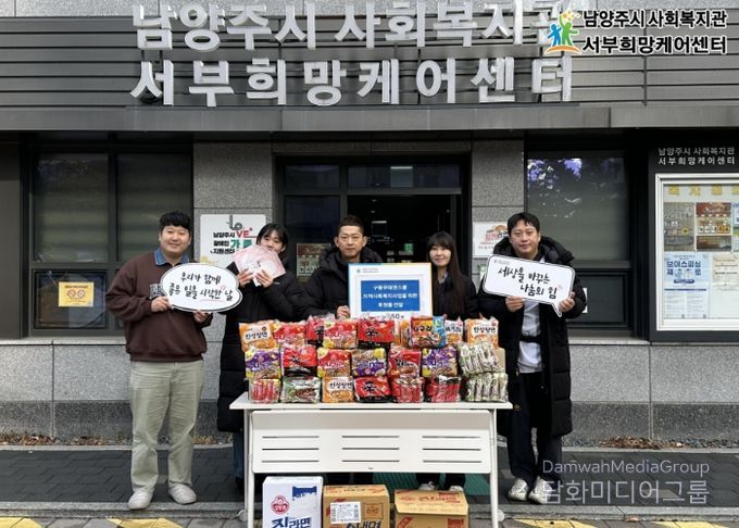 구동우태권스쿨 (왼쪽에서 세번째) 구동우 관장