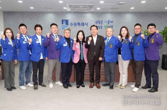 이재준 수원시장(오른쪽 5번째)과 수원2지역 로타리클럽 임원들이 성금 전달식 후 기념촬영을 하고 있다.