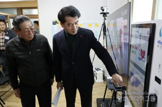 최재형군수가 스마트경로당을 시연하는 모습