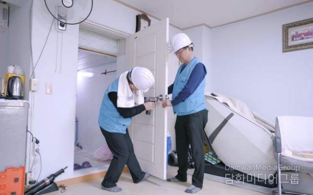 용산구 스피드 용반장들이 지역 소규모 복지시설을 방문해 고장난 문고리를 고쳐주고 있다.