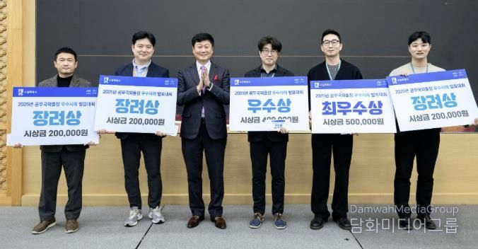 공무국외출장 심사위원회 왕성해 위원장(왼쪽 3번째)과 수상 부서 공무원들이 기념촬영을 하고 있다.