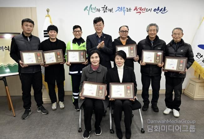 이민근 안산시장(뒷줄 가운데)이 모범시민으로 선정한 환경미화원 8명에게 표창장을 수여하고, 함께 기념촬영을 하고 있다.