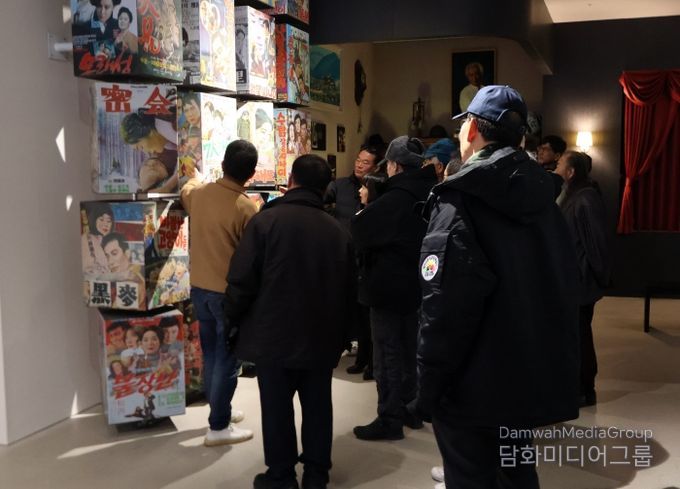 신성일기념관을 견학하는 영천시 문화관광해설사들