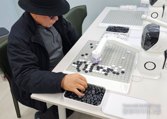 AI 사랑방에서 어르신들이 AI바둑을 체험하고 있다