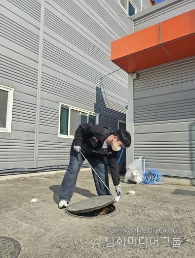 영천시 방역기동반이 월동 모기 유충구제 작업을 진행하고 있다.