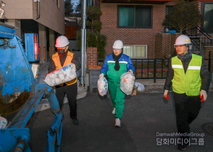 신계용 과천시장과 환경미화원들이 쓰레기를 수거하고 있다