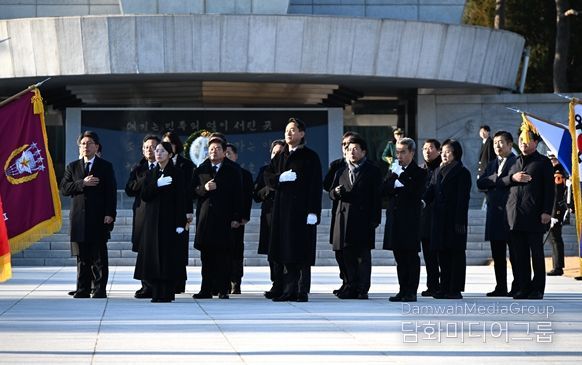 오세훈 서울시장이 1일(목) 현충원에 참배 뒤 순국 선열과 호국 영령에 대해 경례하고 있다.