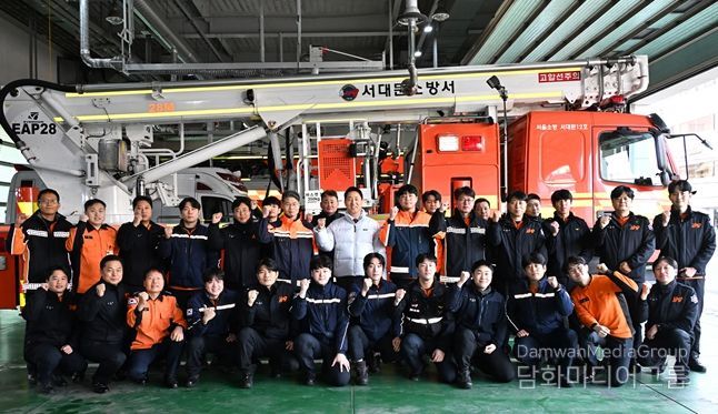 병오년 첫날 1일(목) 서대문소방서를 찾은 오세훈 서울시장이 직원들과 기념사진을 촬영하고 있다.