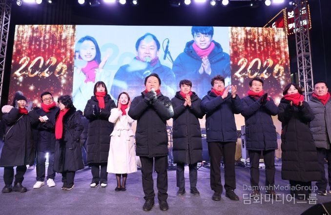 31일 밤 10시부터 1월 1일 0시 30분까지 신촌 연세로 스타광장에서 열린 ‘2026 신촌 카운트다운 콘서트’에서 이성헌 서대문구청장이 참여 시민들에게 새해 인사를 하고 있다.