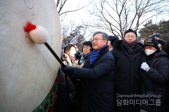 장인홍 구로구청장(가운데)의 대북타고. 장인홍 구청장이 대북을 울리며 새해 출발을 알리고 있다.