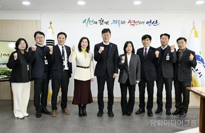 이민근 안산시장(가운데)이 2025년 12월 31일 김수진 안산교육지원청 교육장(왼쪽 네번째) 등 관계자들과 간담회를 마치고 함께 사진촬영을 하고 있다.