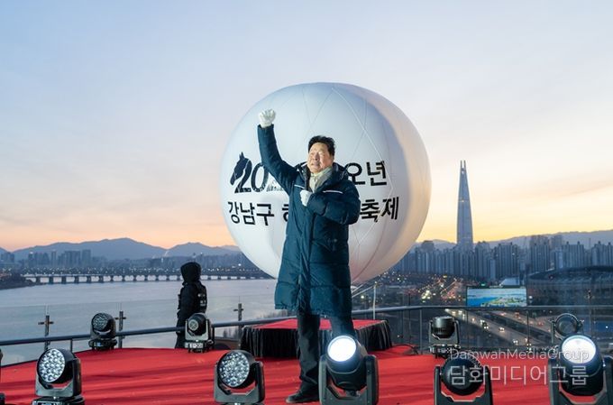 1월 1일 ‘2026 강남구 새해 해맞이 행사’에서 축사하는 이호귀 의장