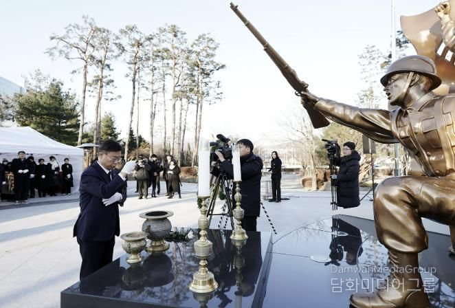 성남시는 1월 2일 오전 중원구 여수동 시청 공원 현충탑에서 새해 각오를 다짐하는 참배 행사를 했다