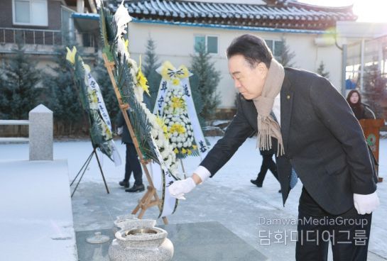 충혼탑 참배 모습