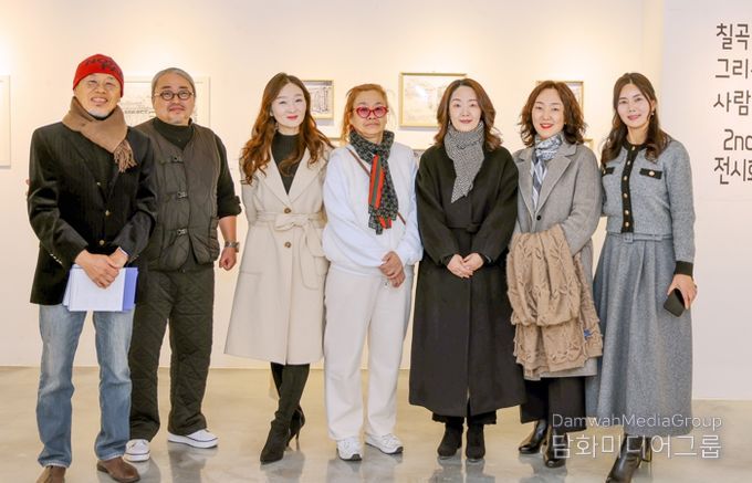 칠곡을 그리는 사람들전’에 참여한 작가들이 전시장인 칠곡군 왜관읍 갤러리 파미에서 기념촬영을 하고 있다. 왼쪽부터 정문현, 김현수, 박창미, 이택경, 박현아, 이정숙, 이윤경 작가.