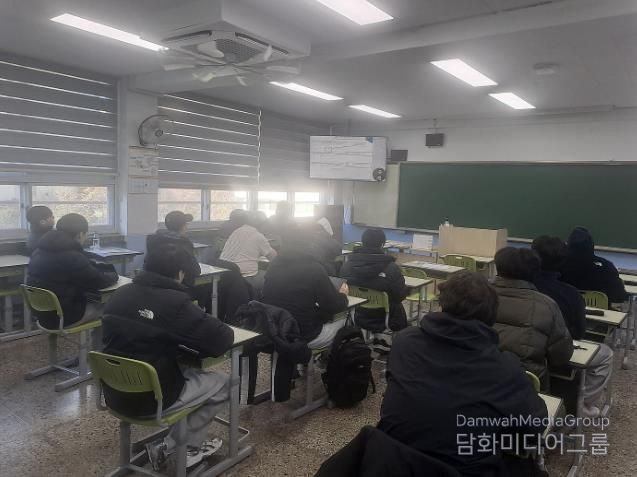 제작된 영상으로 교육받고 있는 고등학생들 모습