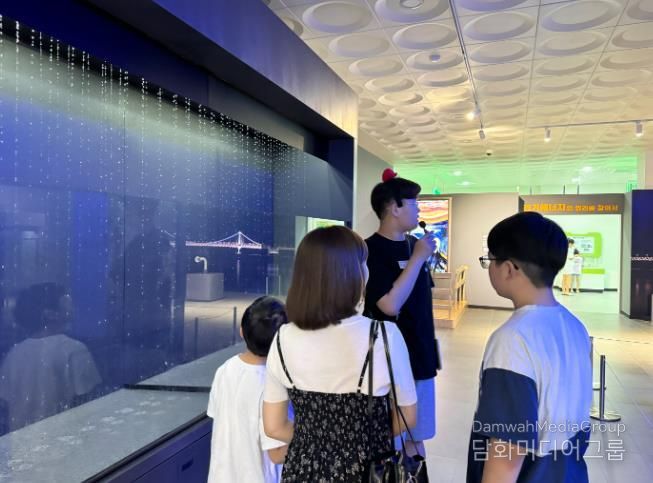 학생 도슨트 활동 모습.