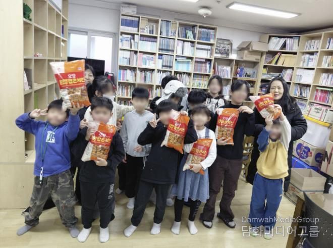 수원시 권선구 구운동 마을만들기협의회, 참아름지역아동센터에 팝콘치킨 30kg 전달