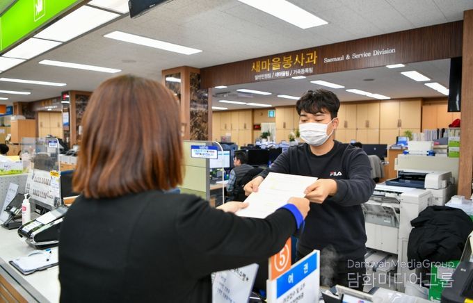 영주시청 _월요 야간민원실_에서 민원인이 여권을 신청하고 있다.