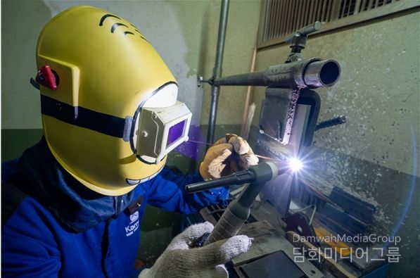 서울시 기술교육원에서 훈련생이 특수용접 실습을 진행하고 있다.