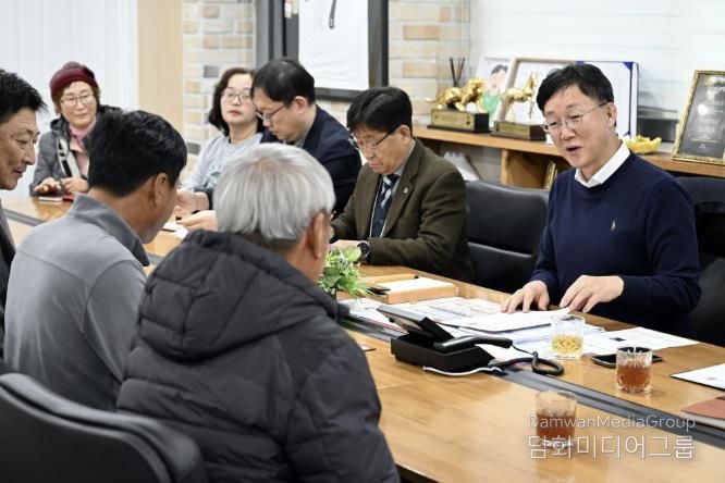 이민근 안산시장(오른쪽 두번째)이 5일 안산시청에서 풍·육도 주민들과 간담회를 진행하고 있다.