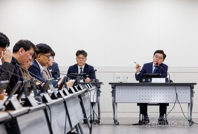 진교훈 서울 강서구청장(정면 오른쪽)이 구청 대회의실에서 열린 ‘2026년 첫 확대간부회의’에서 발언하고 있다.