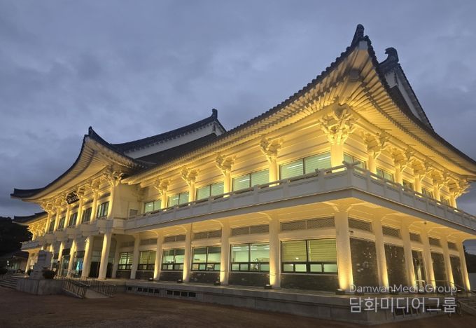 야간 운영을 시작한 경주시 시립도서관 전경