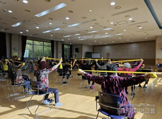 과천시 보건소가 어르신들을 대상으로 진행하는 '노인건강교실' 모습