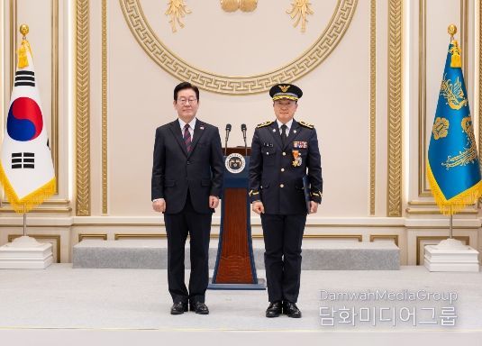 해양경찰청 김해인 경감이 1월 2일 청와대 영빈관에서 대통령으로부터 옥조근정훈장을 친수빋고 기념촬영을 하고있다