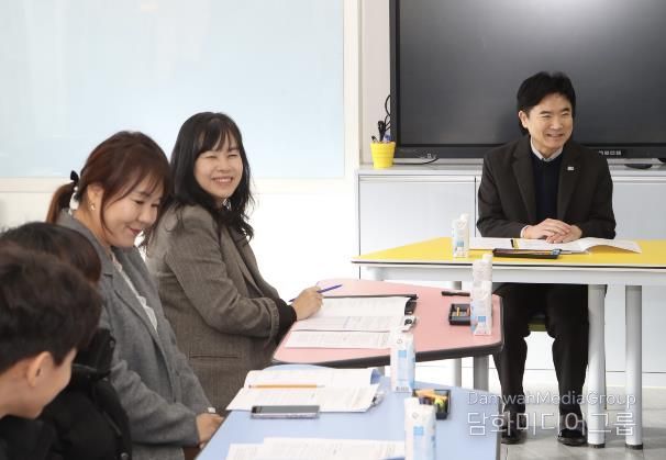 김대중 전남교육감과 화순만연초 교육가족들이 다문화교육 내실화 방안을 주제로 논의하고 있다.