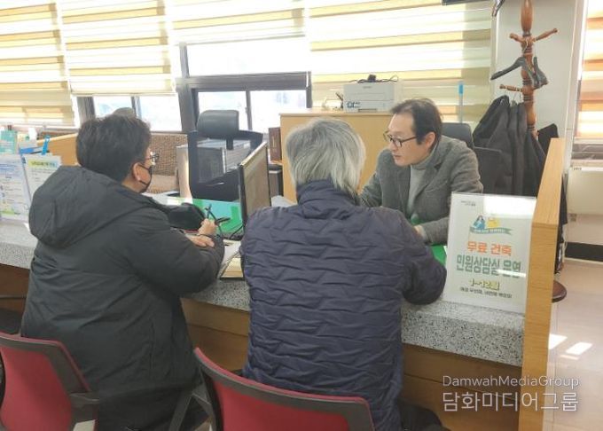 건축 민원 상담실에서 상담하는 모습