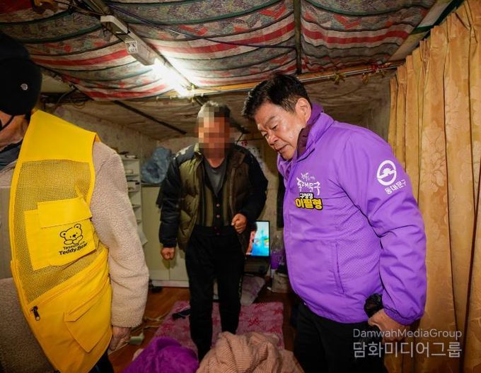 노후 고시원에 거주 중인 1인가구를 방문한 이필형 구청장