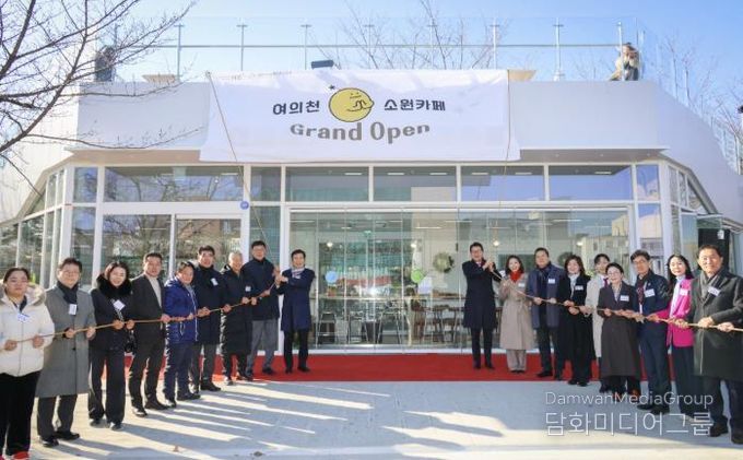 전성수 서초구청장(중앙 왼쪽 첫 번째)이 8일 여의천 소원카페 개소식에서 신동욱 서초을 국회의원(중앙 오른쪽 첫 번째), 최호정 서울시의회 의장(중앙 오른쪽 두 번째) 등 참석자들과 제막식을 진행하고 있다.