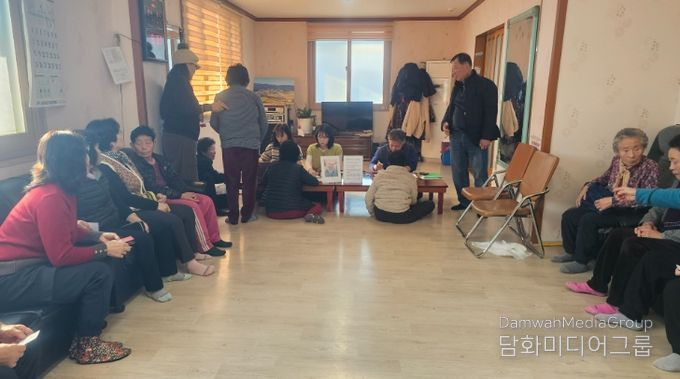 운곡면에서 지난 6일, 영양2리 마을회관을 찾아 농어촌기본소득사업 신청을 받고 있다.