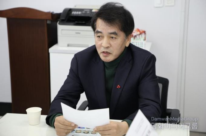 최재형군수가 민생안정 지원금에 대해 설명하는 모습