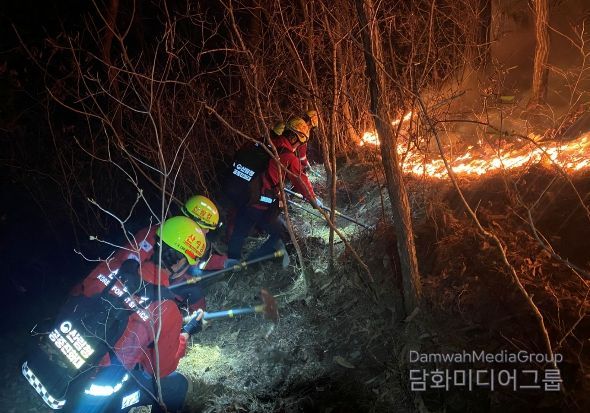 산불진화에 총력을 기울이고 있는 산림청 공중진화대원