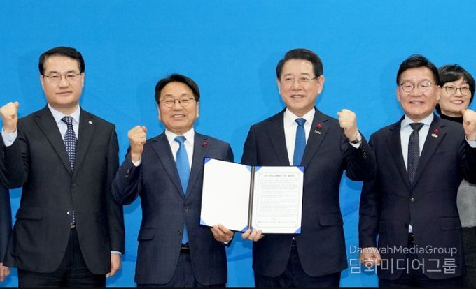 김영록 전남도지사(오른쪽 두 번째)와 강기정 광주광역시장이 9일 오후 광주 서구 김대중컨벤션센터에서 열린 ‘광주·전남 행정통합 시도민 보고회’에 참석해 공동발표문을 들고 화이팅을 외치고 있다.