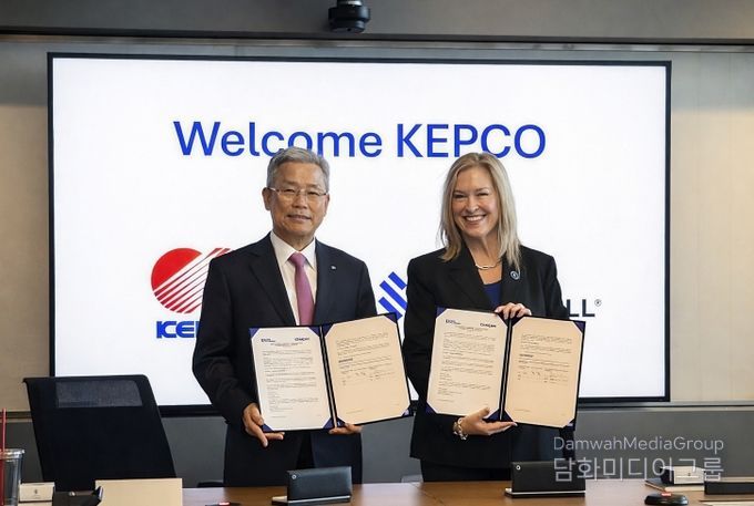 왼쪽부터 한국전력 김동철 사장, 번스앤맥도널 레슬리 듀크 대표