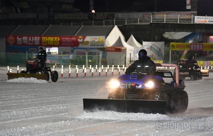 개막 이틀째인 11일 새벽, 화천산천어축제장에서 제설작업이 이뤄지고 있다