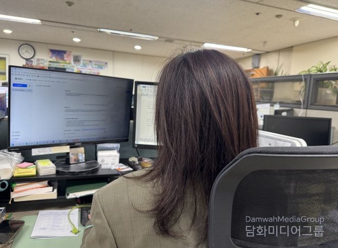 송파구청 직원이 AI비서를 사용해 행정 업무를 처리하고 있다