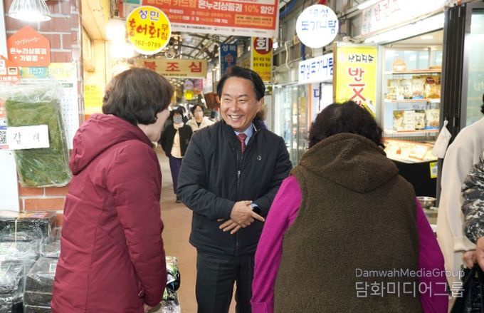 서대문구 천연동에 소재한 독립문영천시장이 최근 중소벤처기업부가 주관한 ‘문화관광형시장 육성사업’ 공모에서 선정됐다. 사진은 이성헌 구청장이 이곳 시장을 찾아 상인들과 대화하는 모습.