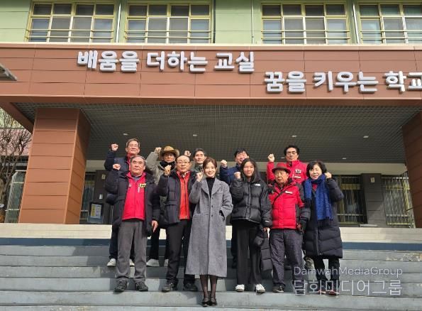 지난 9일 중화중학교 장학금 전달식에 참석한 가수 배아현과 팬클럽 ‘아트