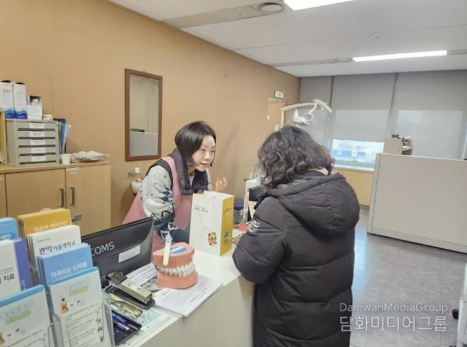 관악구 보건소에서 불소용액을 배부하고 있는 모습