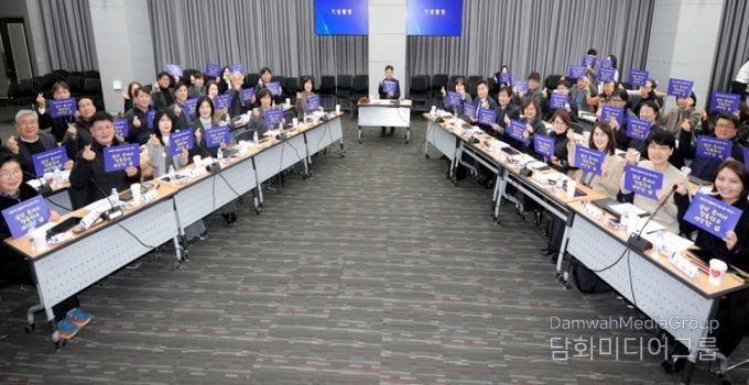 김현수 수원시 제1부시장(가운데)과 돌봄통합지원협의체 위원들이 기념촬영을 하고 있다.