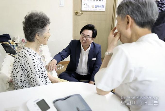 박일하 동작구청장이 지난 5월 ‘동작구민 건강주치의 사업’ 대상 가구를 찾아 이용 어르신과 대화를 나누고 있다.