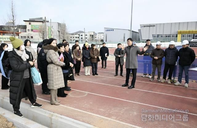 이민근 안산시장이 12일 월피체육문화센터(상록구 부곡동 719-1번지) 일원에서 부대시설 환경개선 공사 현장을 점검하고 있다.