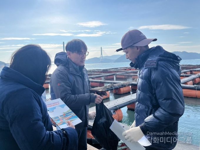 여수시가 저수온 대비 양식장 교육자료 배포 등 현장 지도·점검을 실시했다.