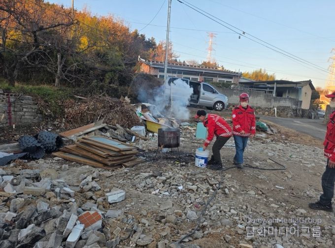 여수시 산림재난대응단 신속 대응반이 예찰활동을 통해 산림인접지 소각행위를 단속 중에 있다.