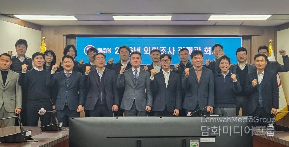 이종욱 관세청 차장(앞줄 가운데)이 13일 정부대전청사에서 열린 고환율 대응 전국세관 외환조사 관계관 회의를 마친 후 기념 촬영하고 있다