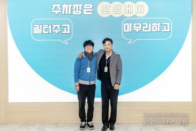 선후배 팀장이 어깨동무로 팀워크를 보여주는 모습. 오른쪽이 전찬웅 팀장, 왼쪽이 문세영 팀장.